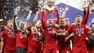 Fotbalisté Liverpoolu s trofejí pro vítěze Ligy mistrů