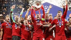 Fotbalisté Liverpoolu s trofejí pro vítěze Ligy mistrů