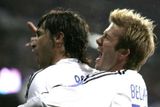 Raul Gonzalez (vlevo) slaví gól do sítě Bayernu Mnichov se spoluhráčem Davidem Beckhamem.