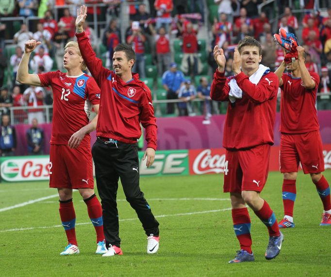 Čeští fotbalisté děkují fanouškům  během utkání Řecko - Česká republika v základní skupině A na Euru 2012.