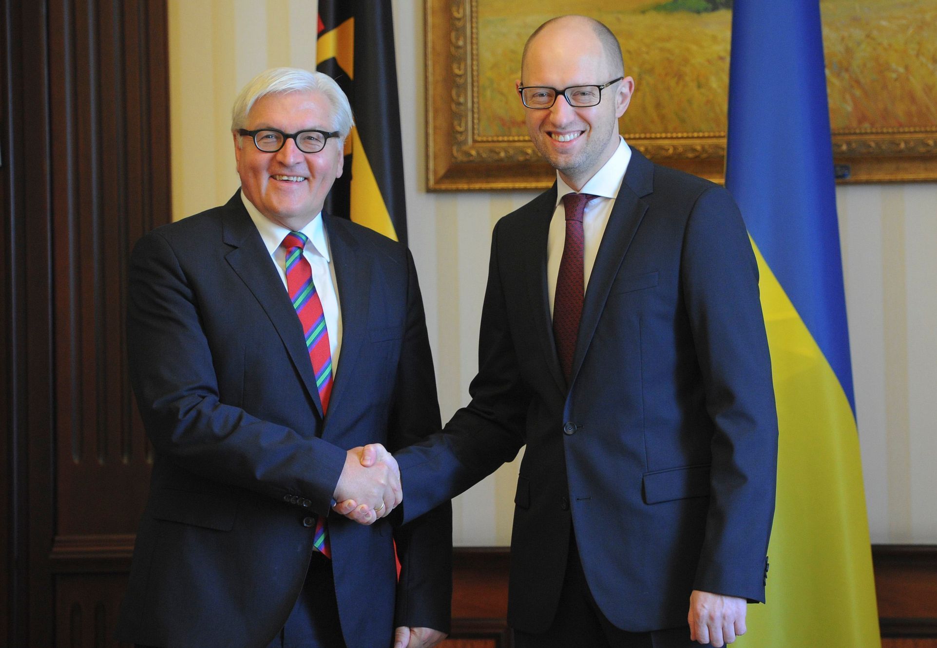 Německý ministr zahraničí s ukrajinským premiérem Jaceňukem (vpravo).