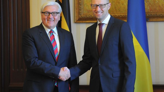 Německý ministr zahraničí Steinmeier s ukrajinským premiérem Jaceňukem