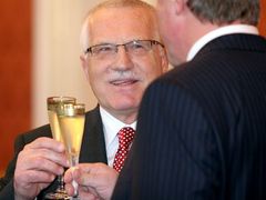 Prezident Václav Klaus připíjí s premiérem Mirkem Topolánkem nové vládě s přáním, aby získala potřebnou podporu.