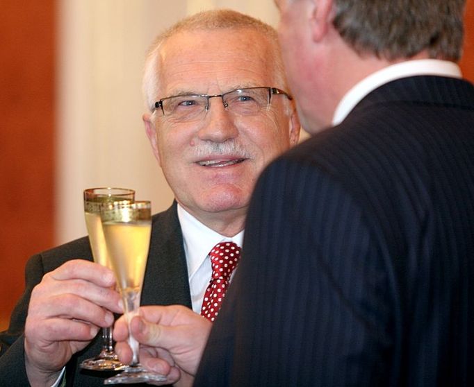 Prezident Václav Klaus připíjí s premiérem Mirkem Topolánkem nové vládě s přáním, aby získala potřebnou podporu.