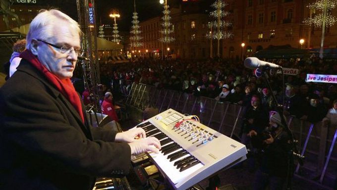 Josipović zahrál na předvolebním mítinku na klávesy.