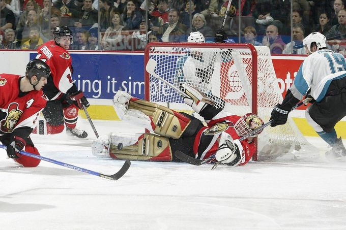 Dominik Hašek vyráží střelu Joea Thorntona.