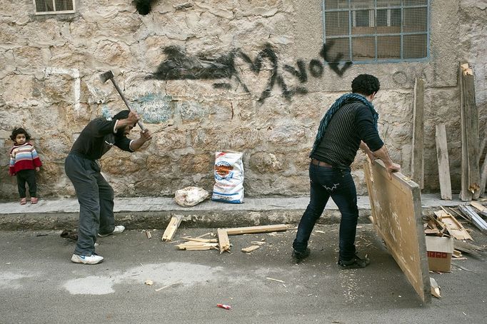 Třísky na topení se snaží získat jakkoli. Rozbíjí například starý nábytek.