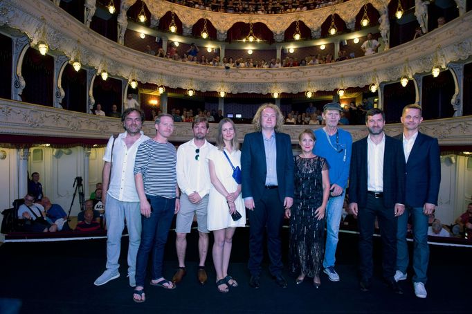 Zleva jsou herci Přemysl Bureš, Pavel Batěk, režisér Martin Dušek (pátý zleva), Milena Steinmasslová, Jiří Schmitzer, režisér Ondřej Provazník a producent Jiří Konečný.