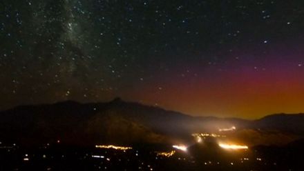 Úžasné záběry oblohy. Fotograf natočil Mléčnou dráhu a polární záři v jednom záběru