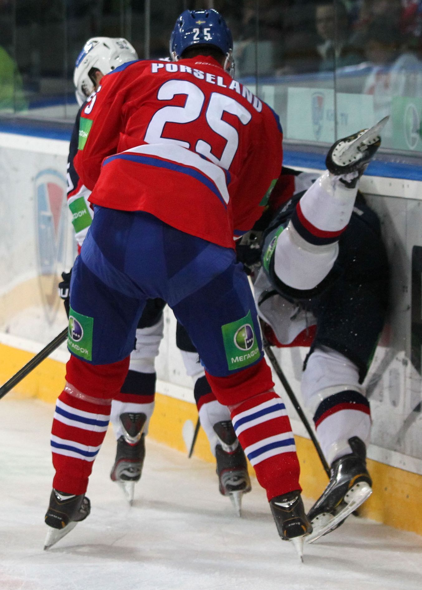 Hokejista Lva Praha Mathias Porseland v utkání KHL 2012/13 proti Slovanu Bratislava.