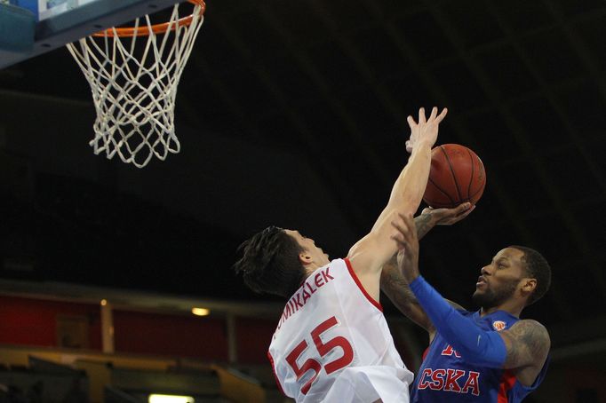 VTB liga, Nymburk - CSKA Moskva: Tomáš Podivínský - Sonny Weems