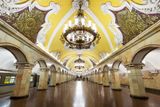 Komsomolskaja (Moskva, Rusko). Stanice metra Komsomolskaja svým barokním stylem, historickými mozaikami a bohatě zdobenými stropy s velkými lustry připomíná velký taneční sál. Stanice byla otevřena v roce 1952 s cílem zmírnit přetížení jednoho z moskevských nejrušnějších dopravních uzlů. Opulentní mozaiky jsou věnovány ruským národním hrdinům z různých časových období. Původně se tu nacházela i mozaika s J. V. Stalinem, která byla ale v době tzv. destalinizace nahrazena V. I. Leninem.