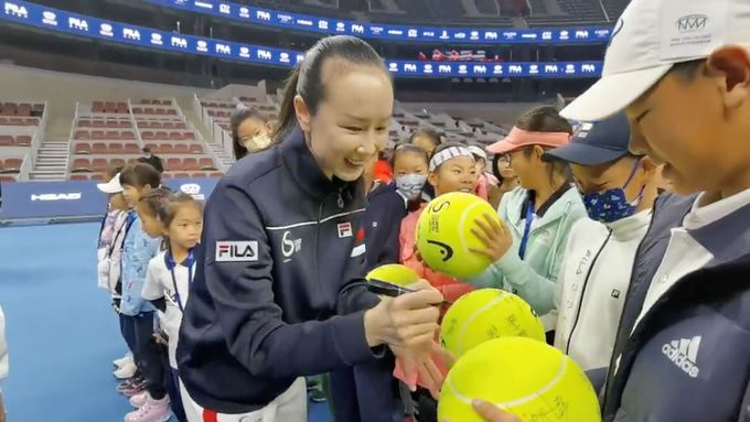 Pcheng Šuaj na mládežnickém turnaji v Pekingu rozdává autogramy na dnes zveřejněném snímku