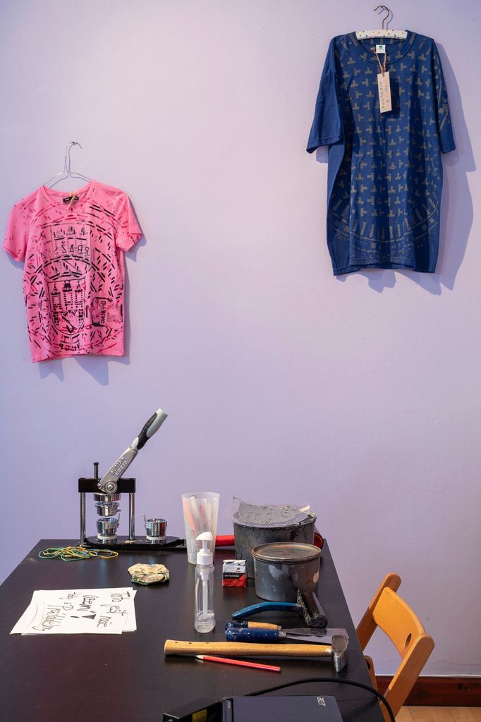 Pohled do bienále Ve věci umění v Městské knihovně.