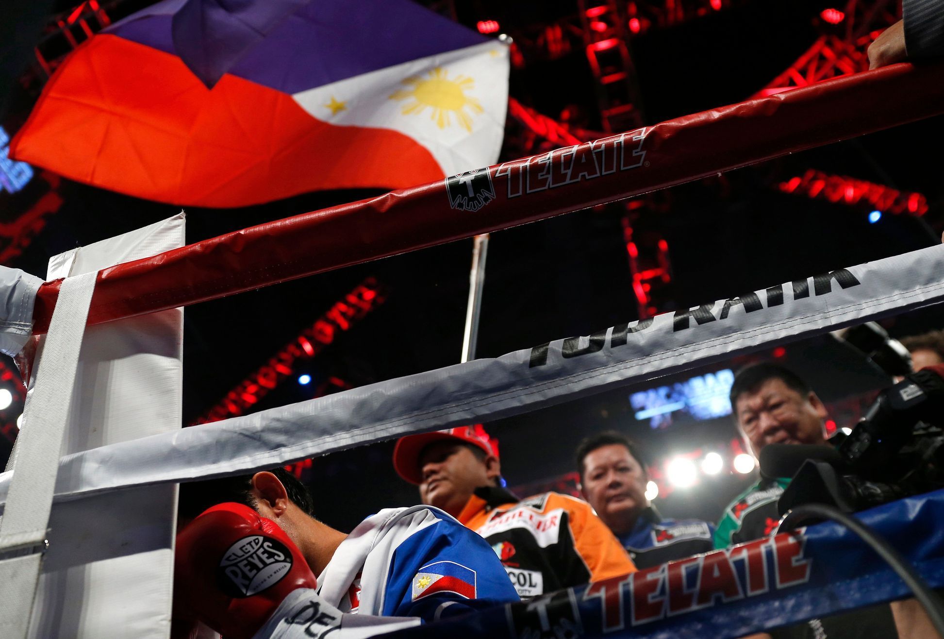 Pacquiao prays in the ring under a Philippines national flag before his WBO 12-round welterweight title fight against Algieri of the U.S. in Macau