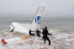 Pobřeží slonoviny: Kvůli silné bouři spadlo do oceánu nákladní letadlo, čtyři lidé zemřeli
