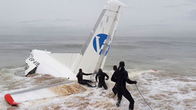 Letoun Antonov se zřítil do oceánu krátce po startu z letiště v Abidžanu.