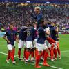 ¨Francouzi slaví gól ve čtvrtfinále MS 2022 Anglie - Francie