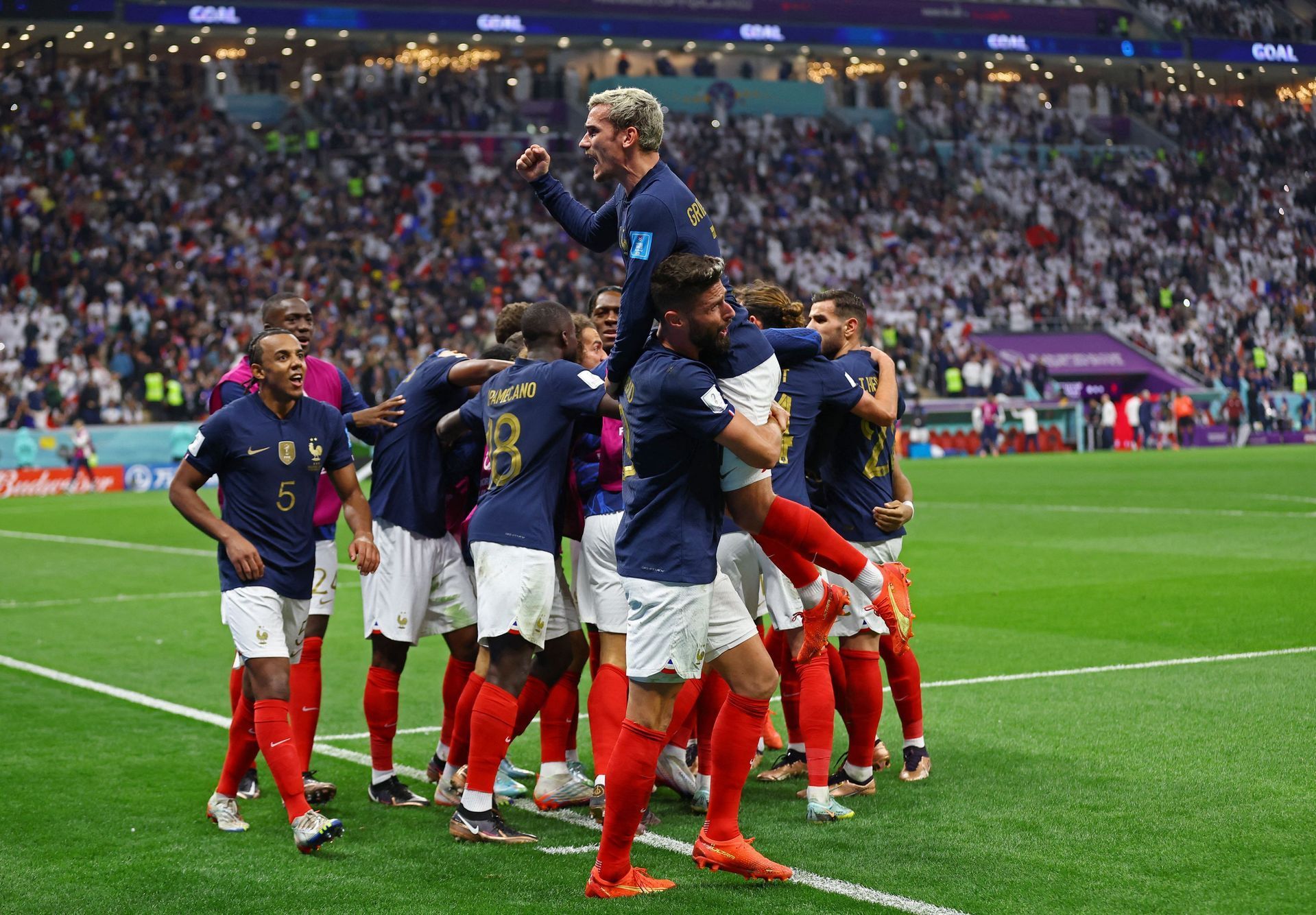 ¨Francouzi slaví gól ve čtvrtfinále MS 2022 Anglie - Francie
