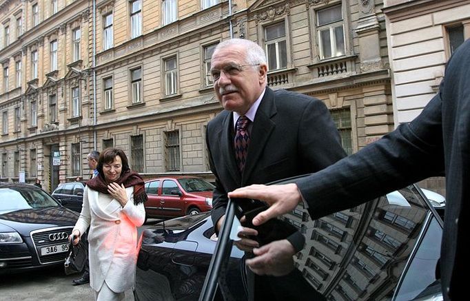 Poté, co Václav Klaus vystoupil v 10 hodin ze své limuzíny před Krajským úřadem, začala prezidentovi oficiálně návštěva Plzně.