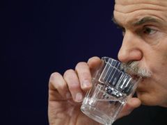 Řecký premiér George Papandreu. Dopíjí kalich hořkosti do dna?