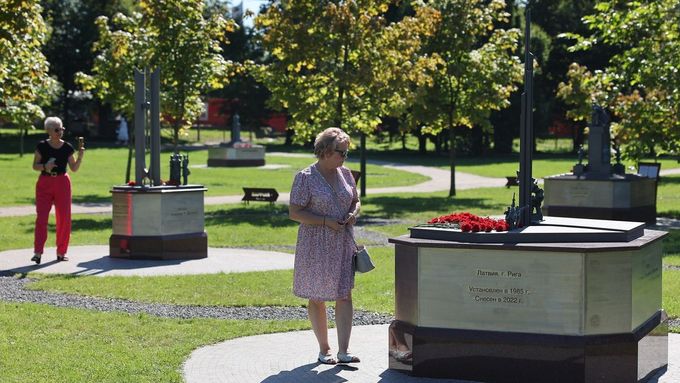 Lidé navštěvují park historických miniatur "Zachráněná Evropa" v Kaliningradu.
