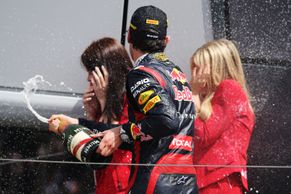 FOTO Formule 1 zvítězila nad anglickým počasím