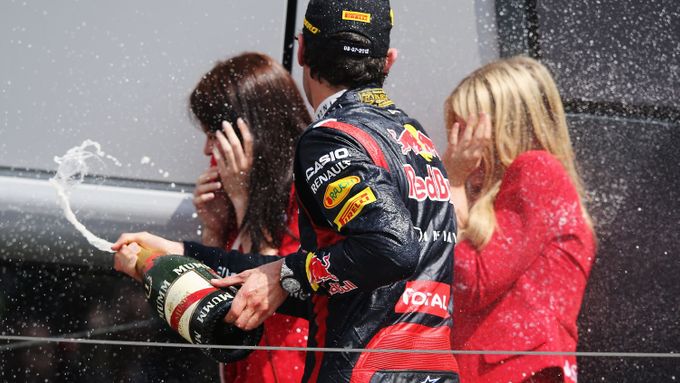 FOTO Formule 1 zvítězila nad anglickým počasím