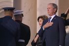 S rukou na srdci vzdává Bush mladší hold svému otci v Kapitolu