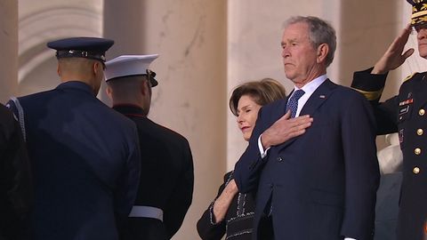 S rukou na srdci vzdává Bush mladší hold svému otci v Kapitolu
