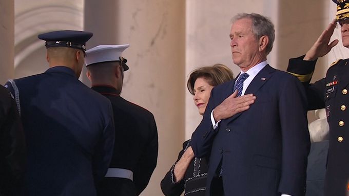 Američané se loučí s bývalým prezidentem Georgem Bushem starším, který v pátek zemřel ve věku 94 let. Rakev s ostatky státníka je vystavena v rotundě