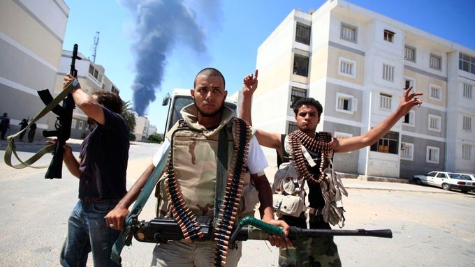 Povstalci čistí Tripolis. Ilustrační snímek.
