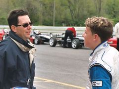 Jeff Andretti (vlevo) radí svému synovci Markovi.