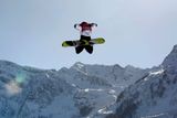 Hry začaly snowboardingem, jízdou v boulích a krasobruslením. Podívejte se na nejhezčí fotky prvního dne. Takto zvěčnili fotograf agentury Reuters Aimee Fullerovou při kvalifikaci slopestylu.