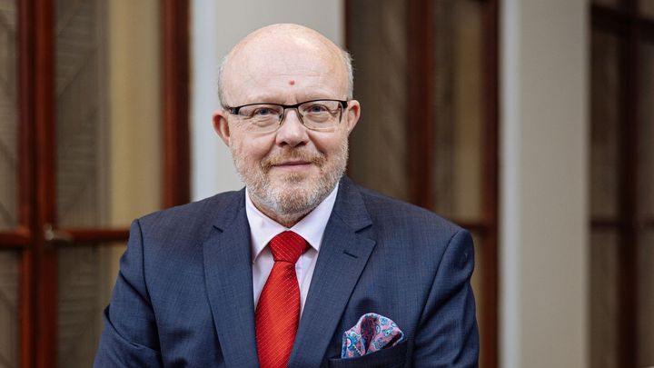 Za nedostatek léků v Česku mají nést odpovědnost firmy, které je dováží, řekl Válek