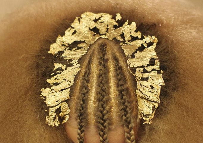 A model presents a hairstyle creation painted with gold leaf by Helen Reavey at the 30th anniversary of the Alternative Hair Show at the Royal Albert Hall in London October 14, 2012. REUTERS/Olivia Harris (BRITAIN - Tags: SOCIETY FASHION) Published: Říj. 15, 2012, 1:55 dop.