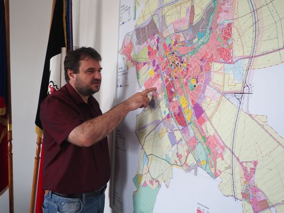 Starosta Chrudimi František Pilný plánuje opatření na zdejších panelových sídlištích - proti povodním i proti zbytečnému odtékání vody do kanalizace.