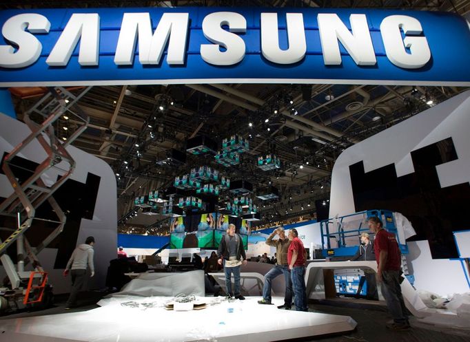 Dělníci připravují na veletrhu CES 2012 stánek firmy Samsung