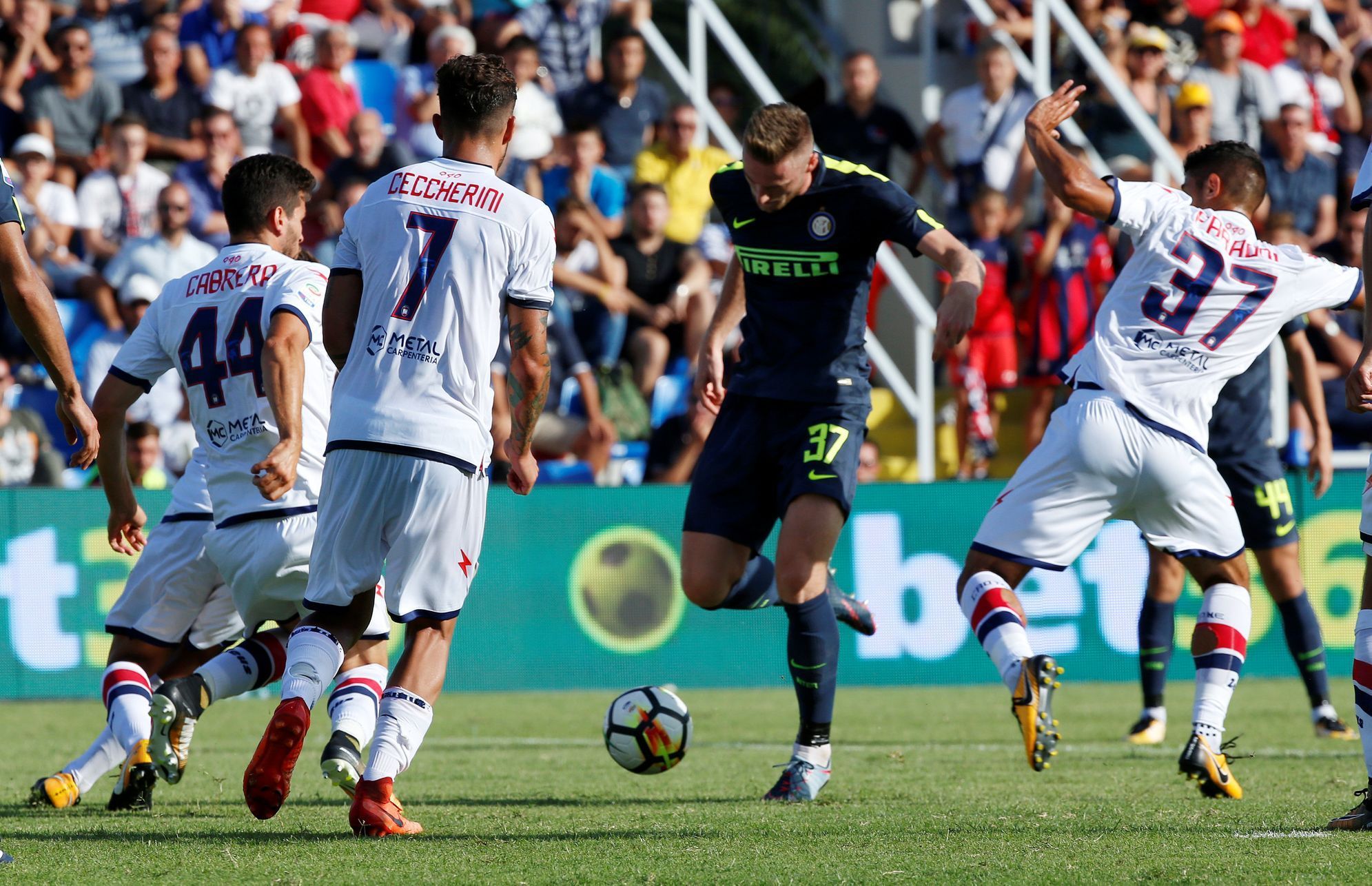 Milan Škriniar z Interu v zápase proti Crotone