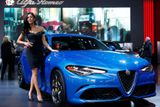 Alfa Romeo se před několika lety vrátila do USA. V Detroitu letos žádnou velkou novinku nepředstavuje, vsadila ale na pohledné hostesky u automobilů.