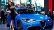 Alfa Romeo se před několika lety vrátila do USA. V Detroitu letos žádnou velkou novinku nepředstavuje, vsadila ale na pohledné hostesky u automobilů.