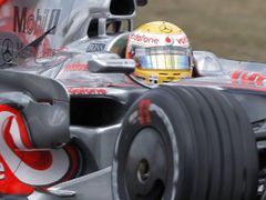Lewis Hamilton ve vedení Velké ceny Německa.