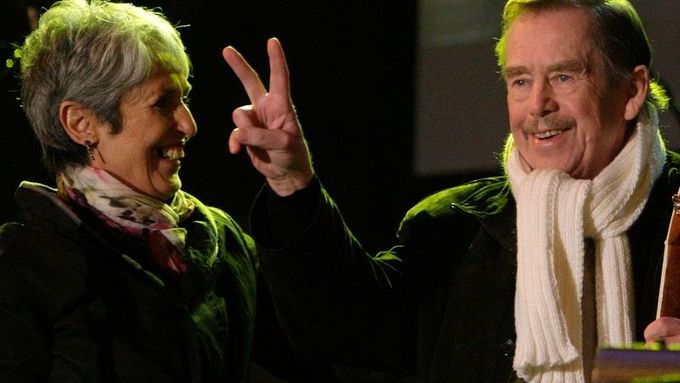 Václav Havel na Národní s folkařkou Joan Baezovou. Zazpívala Jednou budem dál.