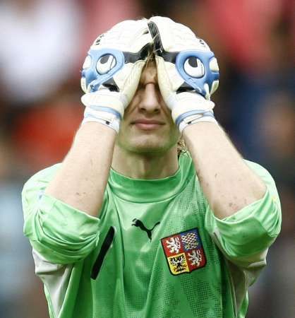 Gólman Zdeněk Zlámal po rozhodujícím gólu Srbska v nastaveném čase.