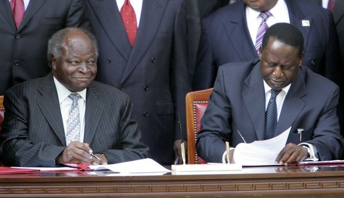 Prezident Mwai Kibaki se usmívá, zatímco opoziční lídr Odinga podepisuje dohodu. Nairobi