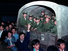 Čína, Tian-an-men, 4. června 1989. Lidé brání vojákům, aby pokračovali v cestě směrem k náměstí Nebeského klidu, kde stanují studenti.