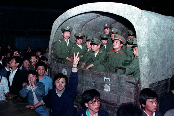 Čína - Tiananmen - 4. června 1989 - lidé brání vojákům, aby pokračovali v cestě směrem k náměstí Nebeského klidu, kde stanují studenti