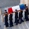Republikánská garda vynáší rakev Charlese Aznavoura
