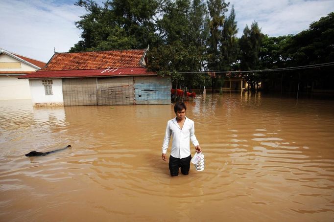 Pes povodňový. Kambodžu zásahly na přelomu září a října ničivé tropické deště. Řeka Mekong se vylila z břehů a zaplavila tisíce vesnic.