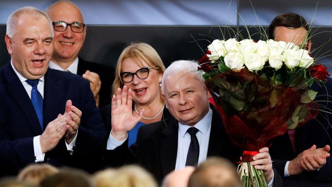 "Dokázali jsme vyhrát i přes tu silnou frontu proti nám," reagoval předseda PiS Jaroslaw Kaczyński na výsledky parlamentních voleb.